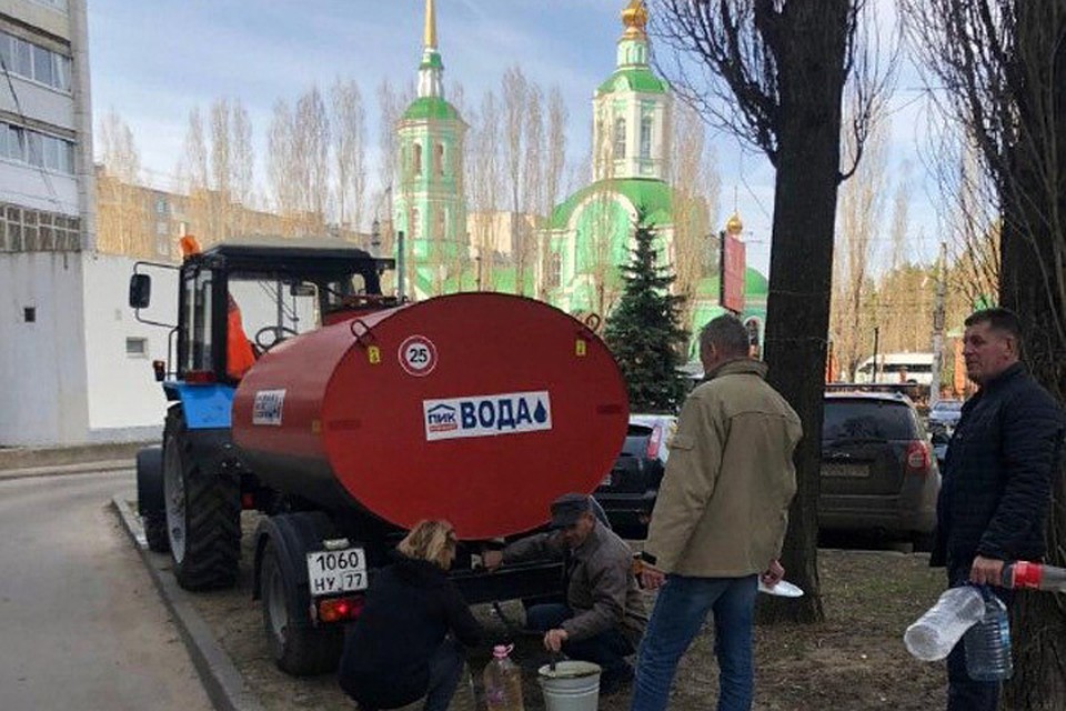 На улице Олеко Дундича начали подвозить техническую воду.