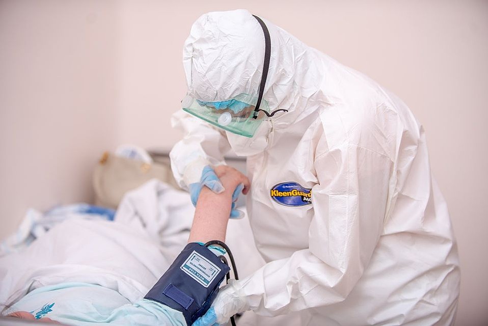 К заражению COVID-19 наиболее восприимчивы пожилые люди