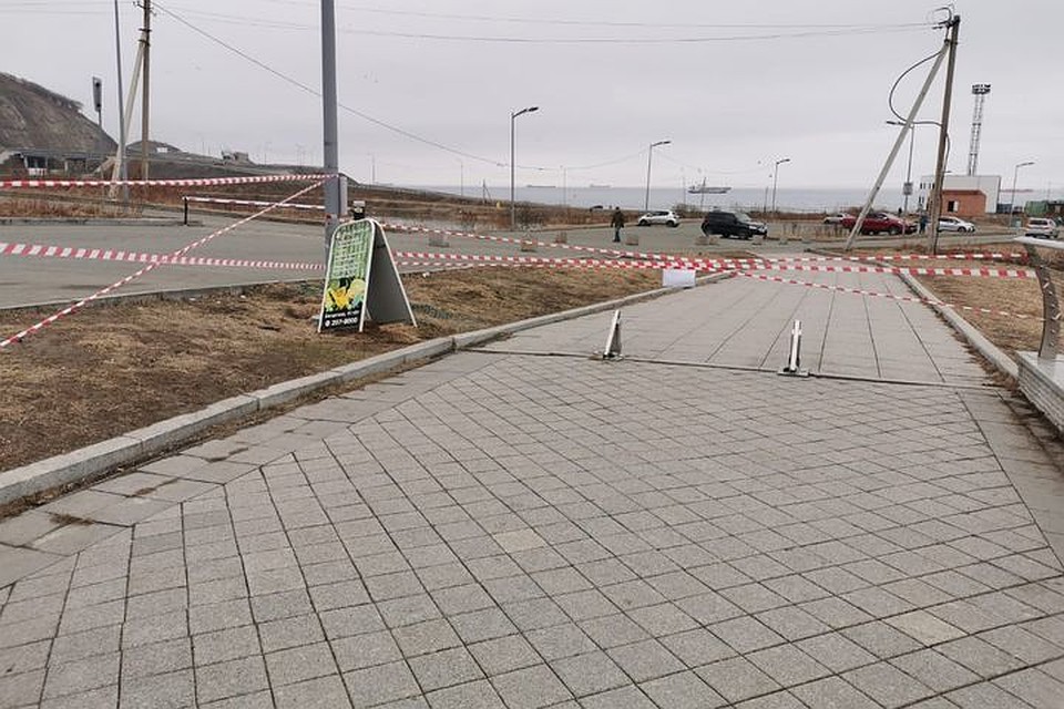 Вход на набережную перекрыли сигнальной лентой. Фото: Ольга Хомова