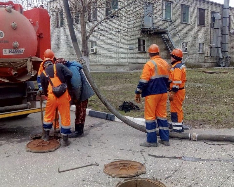 Специалисты ООО «КВС» промывают канализацию, прилегающую к городским больницам