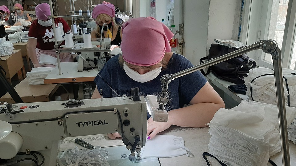 Швеи трудятся с утра до ночи, чтобы обеспечить предприятия области масками.