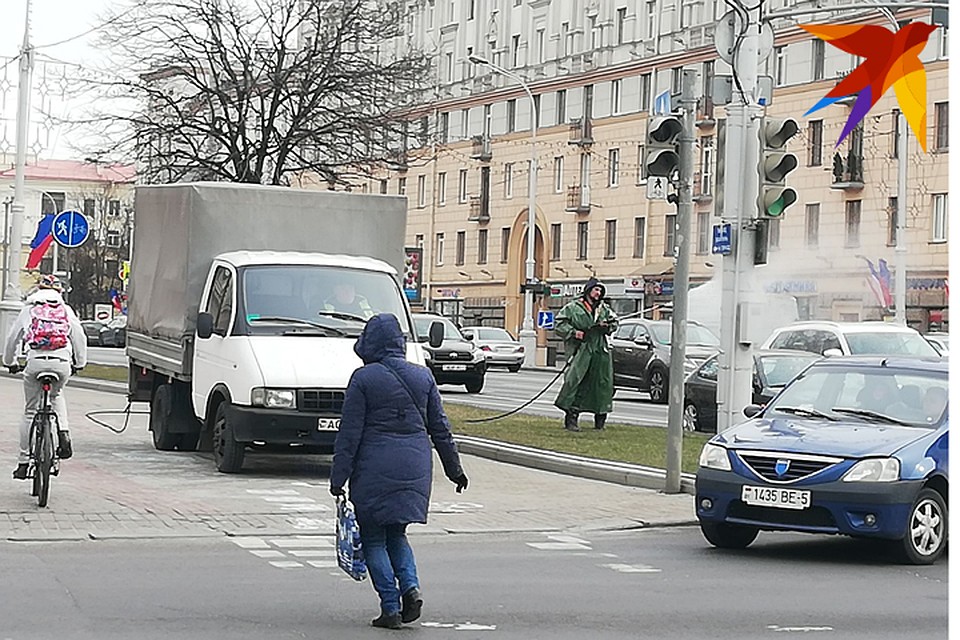 Утром встревоженные минчане снимали на фото и видео человека в плаще, который обрызгивал фонарные столбы.
