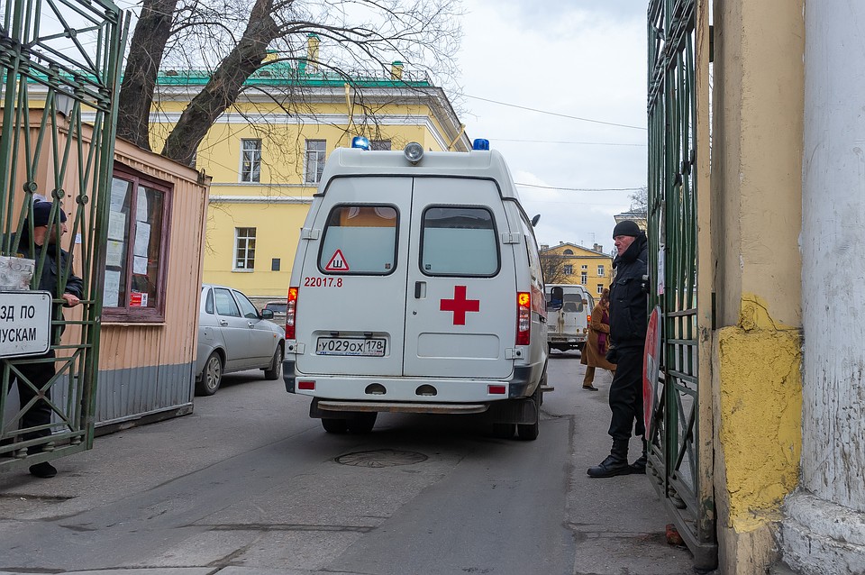 В Петербурге шестилетняя девочка случайно воткнула себе в живот скальпель