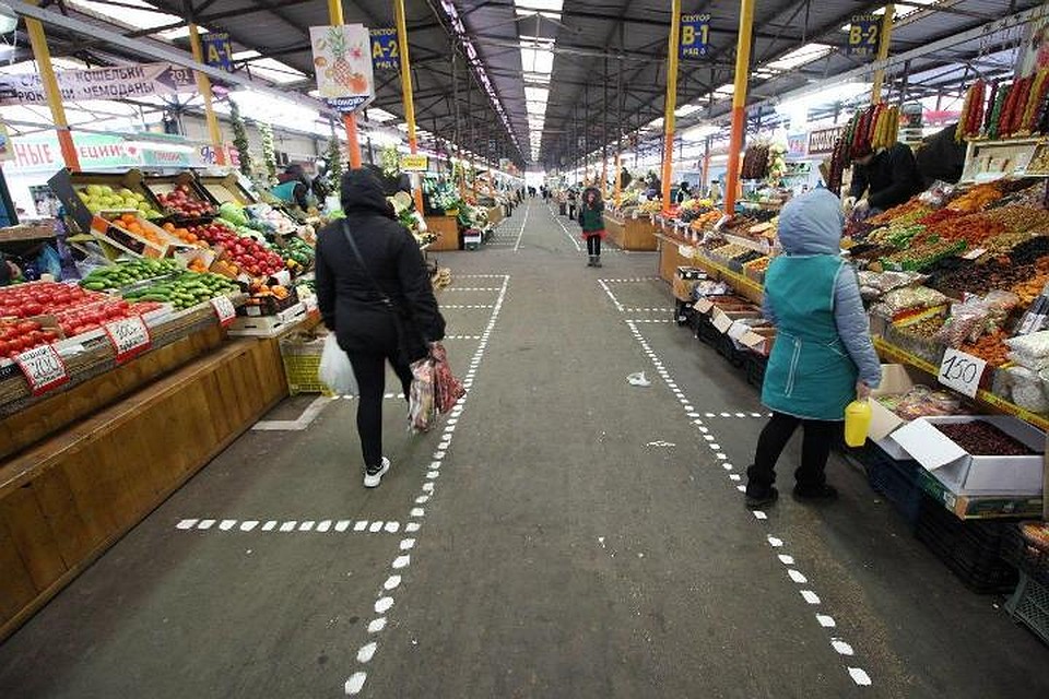 В ночь с 31 марта на 1 апреля на рынке сделали специальную разметку для покупателей.