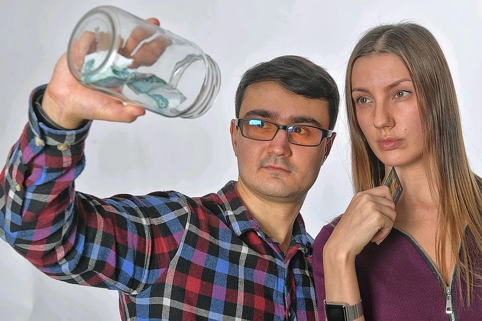 Россияне скоро начнут тратить сбережения, которые хранятся дома в копилках