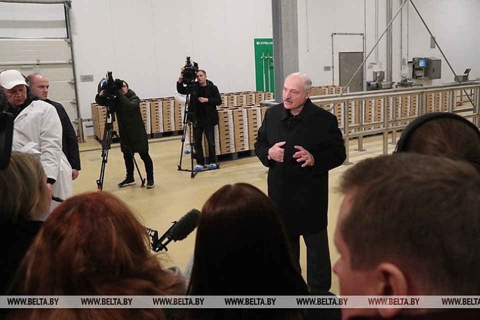 Лукашенко высказался о коронавирусе, когда общался с журналистами во время своей рабочей поездки в Смолевичский район. Фото: belta.by