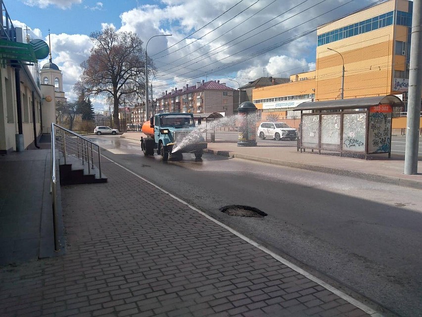 Дороги, остановки и тротуары полили раствором гипохлорита натрия.