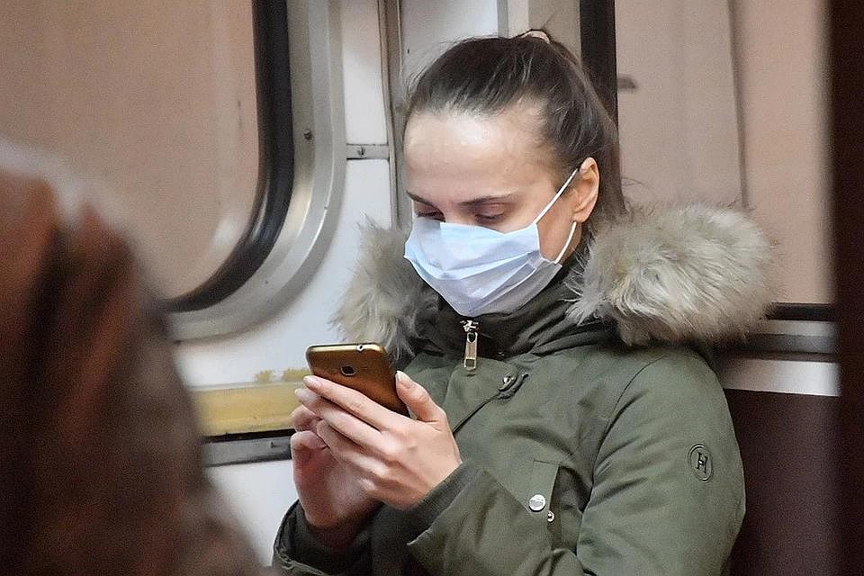 Назван срок, как долго вылечившийся от COVID-19 остается заразным