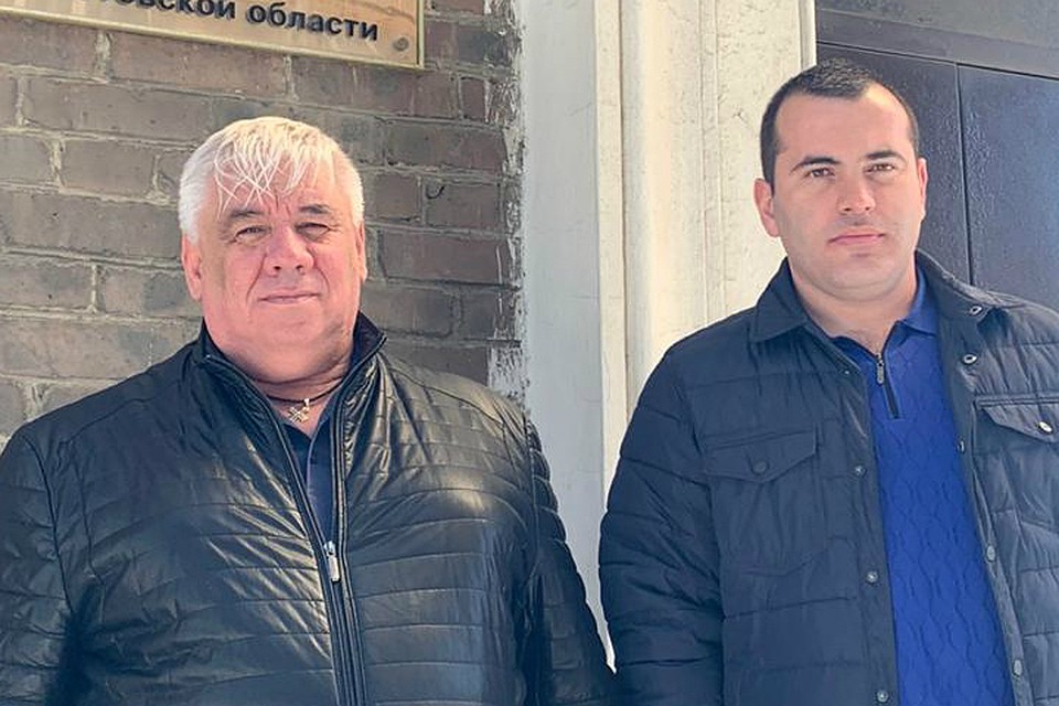 Александр Исюк (слева) теперь на все следственные действия ходит с полицейским
