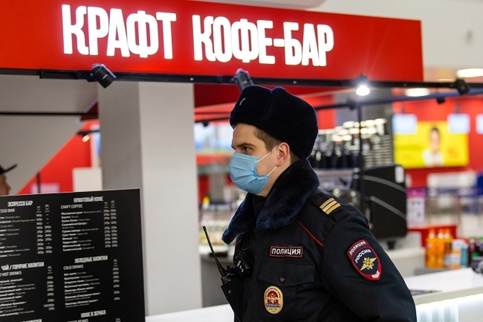 Сотрудник полиции обязательно должен представится и показать служебное удостоверение