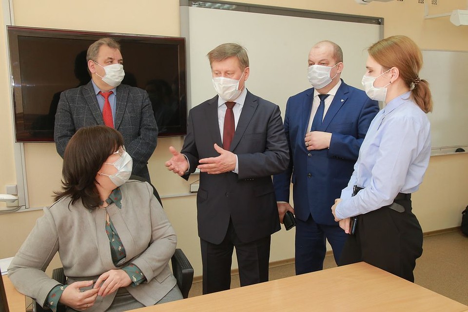 Мэр Новосибирска Анатолий Локоть проверил работу школ в новом формате. Фото: пресс-центр мэрии Новосибирска