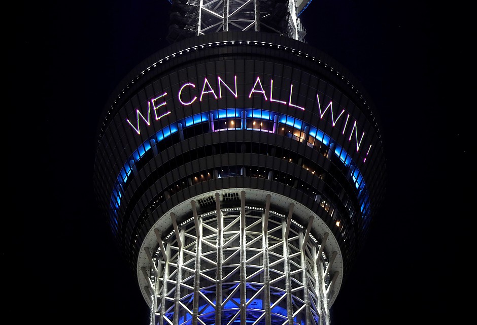 Надпись на башне Tokyo Sky Tree в Токио: "Вместе мы сможем победить!"