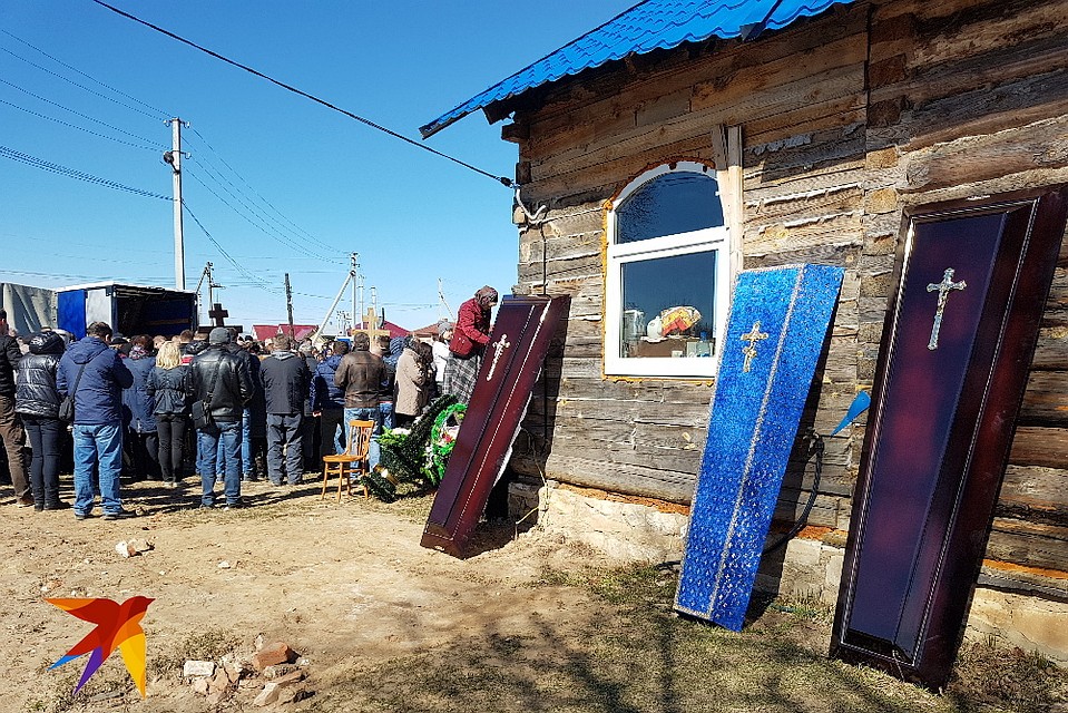 Тела к часовне подвозили постепенно. Сначала одного, потом двоих и еще двоих погибших.