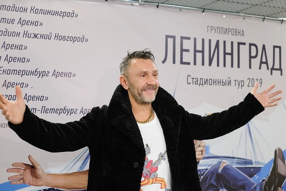 Сергей Шнуров подарил 15 тысяч медицинских масок военно-медицинской академии имени Кирова в Петербурге.