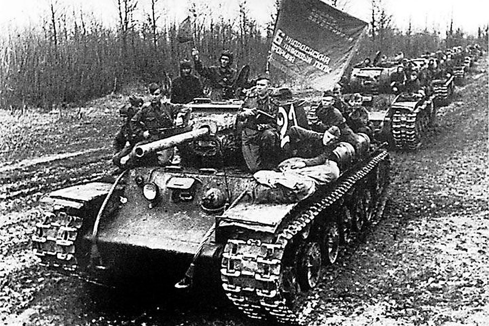 Танки КВ-1С 6-го отдельного танкового полка прорыва перед маршем. Северо-Кавказский фронт. Фото waralbum.ru