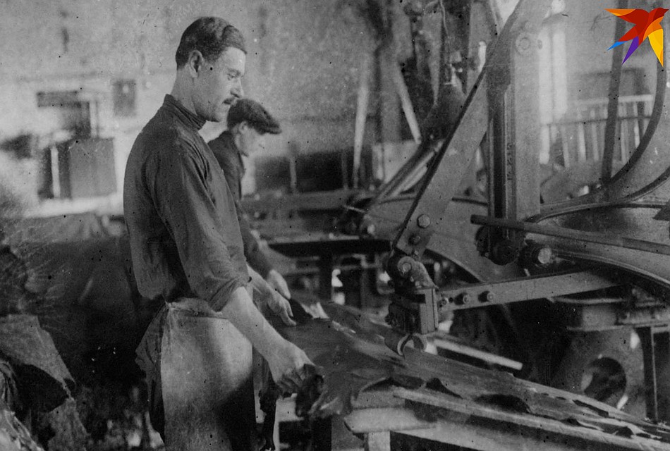 В цехе кожзавода. Архив ГК "Русская кожа".