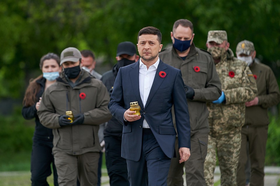 Владимир Зеленский почтил память погибших 8 мая – в День памяти и примирения. Никаких официальных мероприятий ни 8, ни 9 мая в незалежной не планировалось.