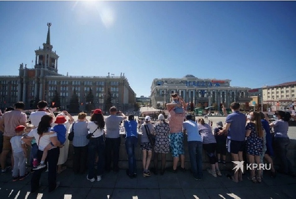В центре Екатеринбурга собралось много горожан