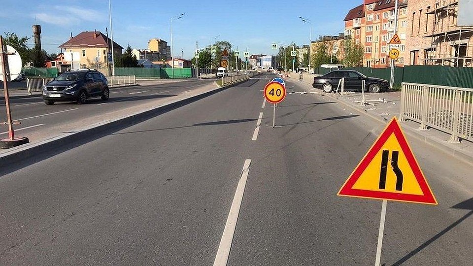В результате ДТП пешеход получил травмы из-за разлетевшихся деталей ограждения.