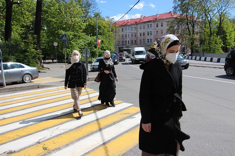 В центре города народ в основном ходит в масках.