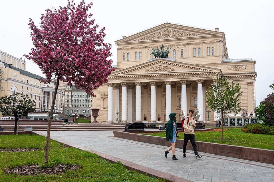В Москве настала пора цветов и зелени, но летнего тепла придется ждать еще пару недель.