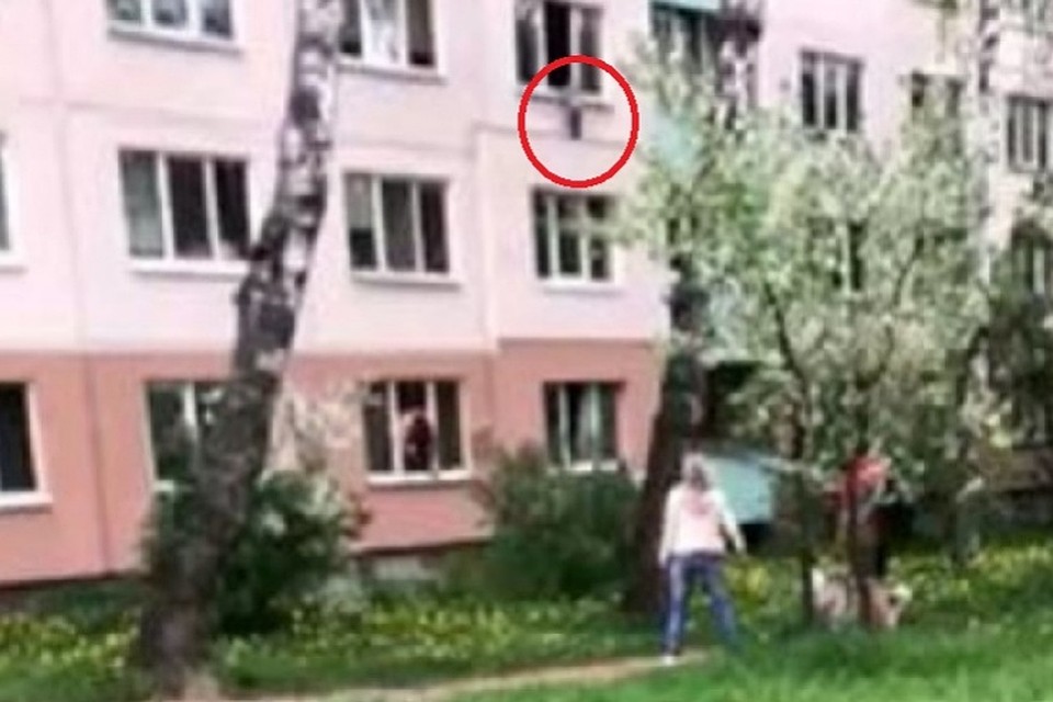 В Минске заметили девочку, стоявшую к окне 3 этажа. Фото: СК