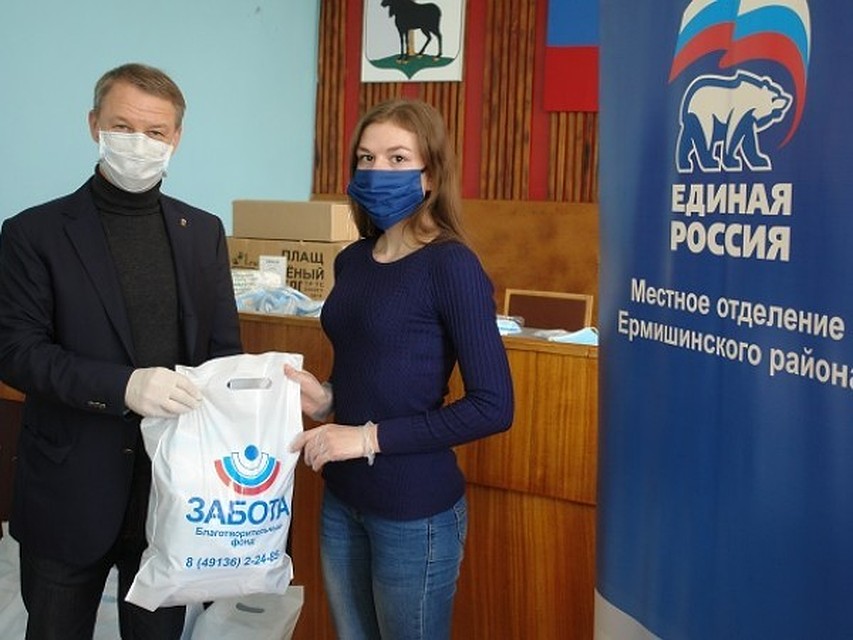 В рамках акции «Хочу помочь врачу» единороссы перечислили средства для поддержки медработников и волонтеров-медиков.