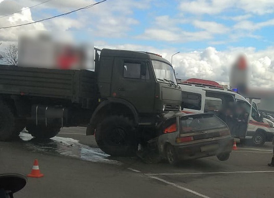 Шансов устоять перед тяжелым грузовиком у легковушки не было.