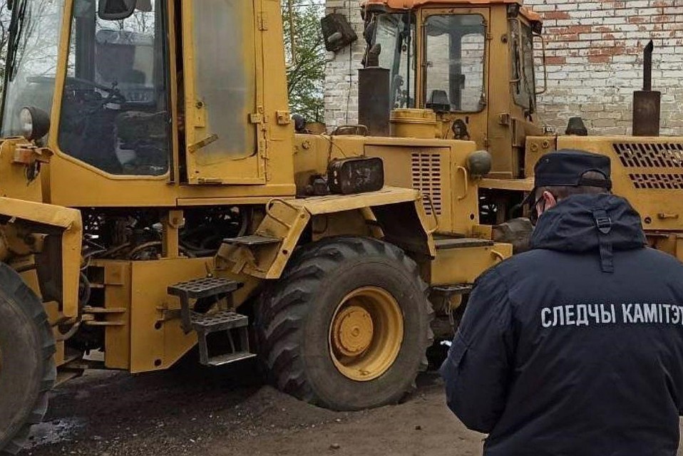 Водитель умер под колесами погрузчика при выполнении сельхоз работ. Фото: Телеграм-канал СК
