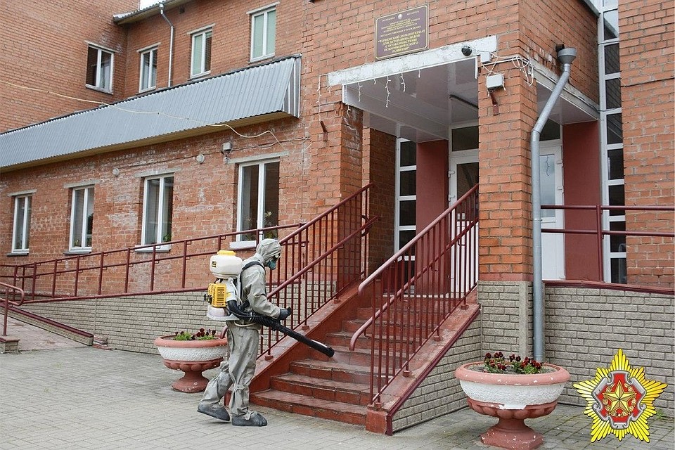 Военные дезинфицируют дома-интернаты в Червенском районе. Фото: Минобороны.