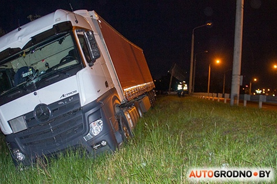 В Гродно фура вылетела в кювет. Фото: autogrodno.by
