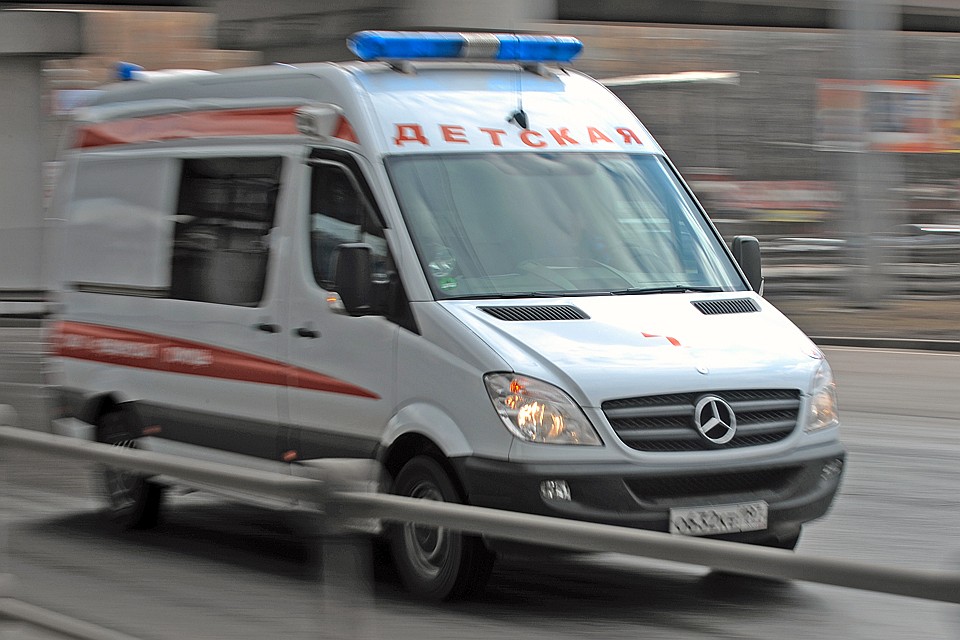 Каретой скорой помощи ребенка экстренно госпитализировали в реанимацию