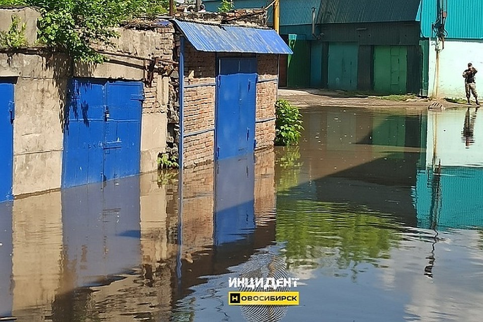 В Дзержинском районе прорвало трубу. Фото: «Инцидент Новосибирск».