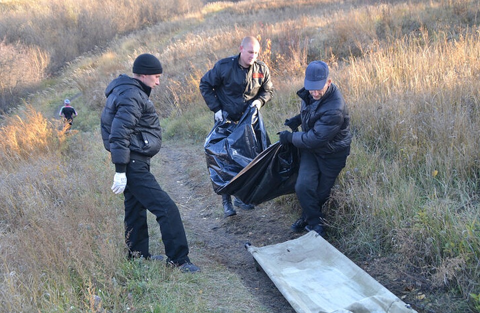Первый признал вину частично, а второй вину не признал, он пояснил, что ударов потерпевшему не наносил, только помогал укрывать тело.
