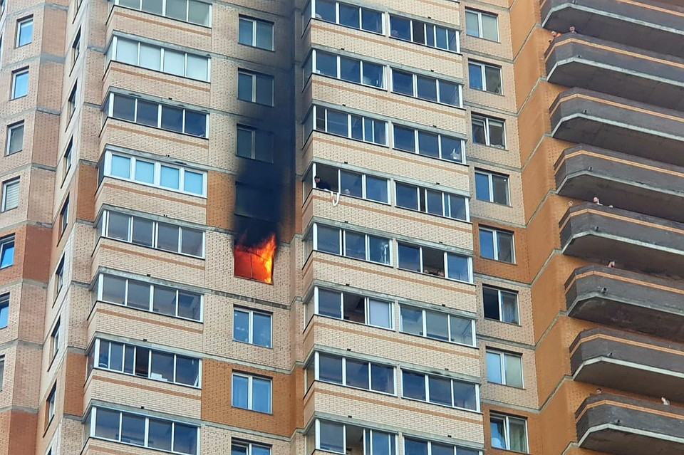Из многоэтажки спасли 32 человека. Фото: vk.com/spb_today