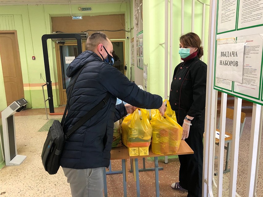 В Смоленске школьникам начали выдавать вторые продуктовые наборы. Фото: из архива администрации г. Смоленска.