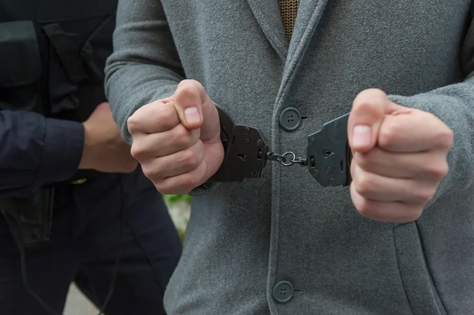 В Санкт-Петербурге двух чиновников Калининского района подозревают в получении взятки.