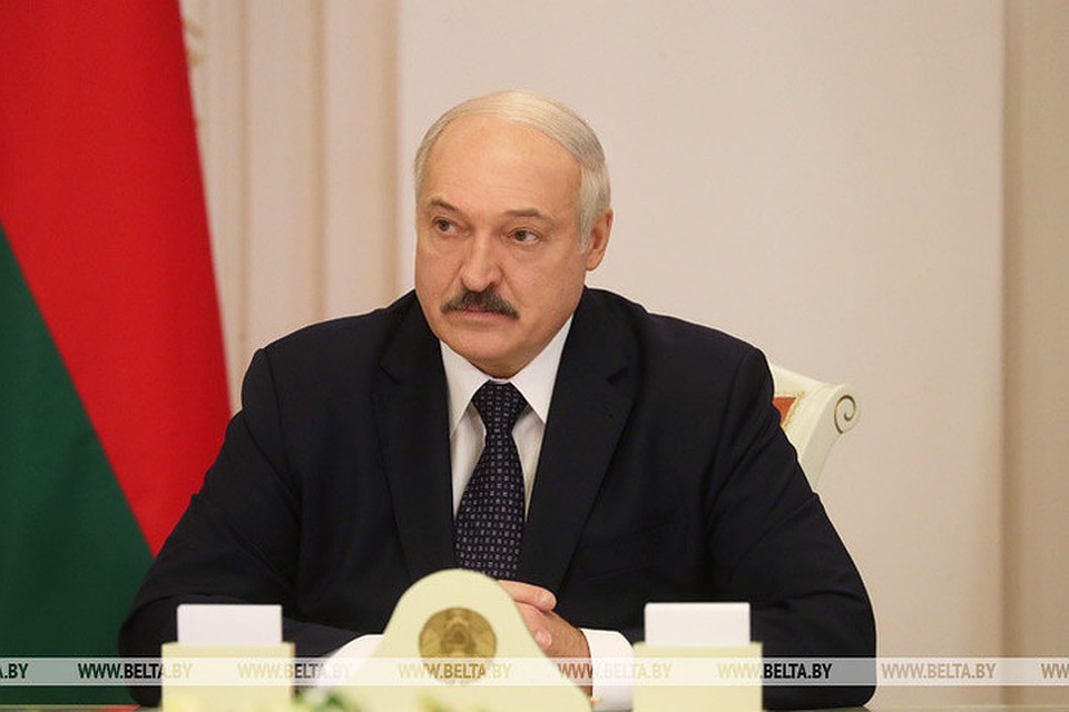 лукашенко заслушивает доклад о ситуации на потребительском рынке Беларуси. Фото: belta.by
