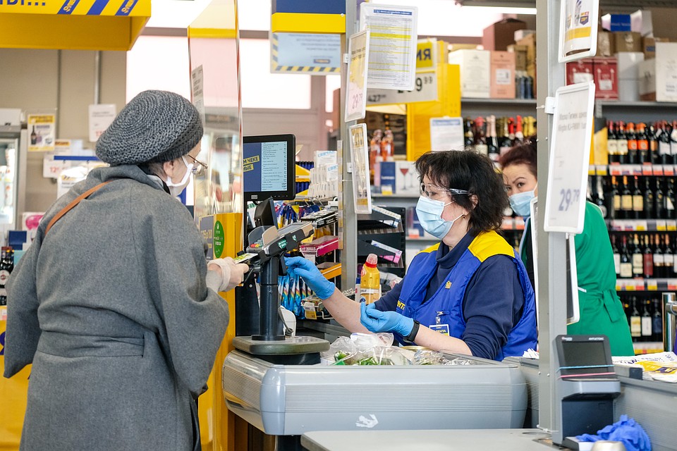 Продуктовые магазины работают в прежнем режиме - а вот с магазинами, где продаются непродовольственные товары, ситуация куда сложнее.