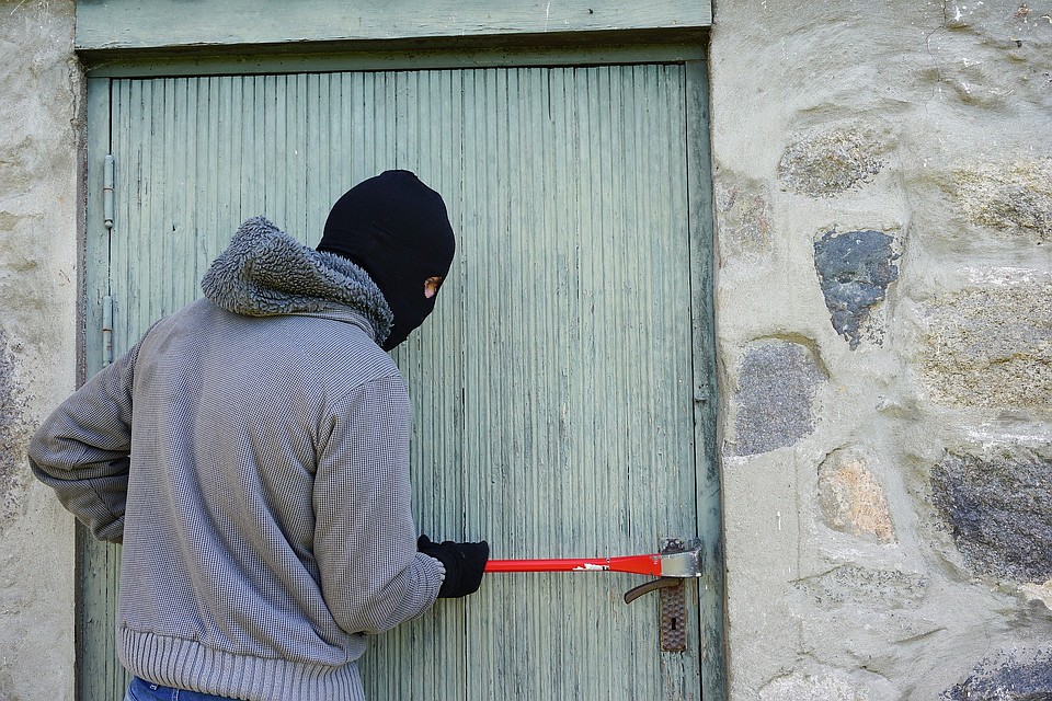 Двое воркутинцев взломали гараж. Фото: misanec.ru