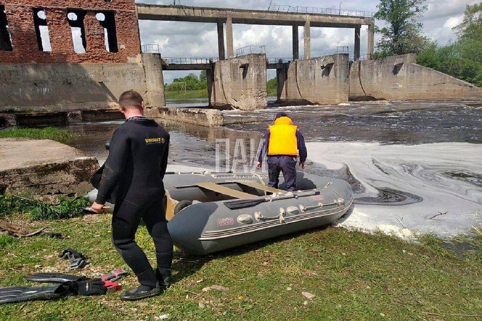 На месте работают сотрудники полиции, следователи, водолазная группа аварийно-спасательной службы и СУ СК