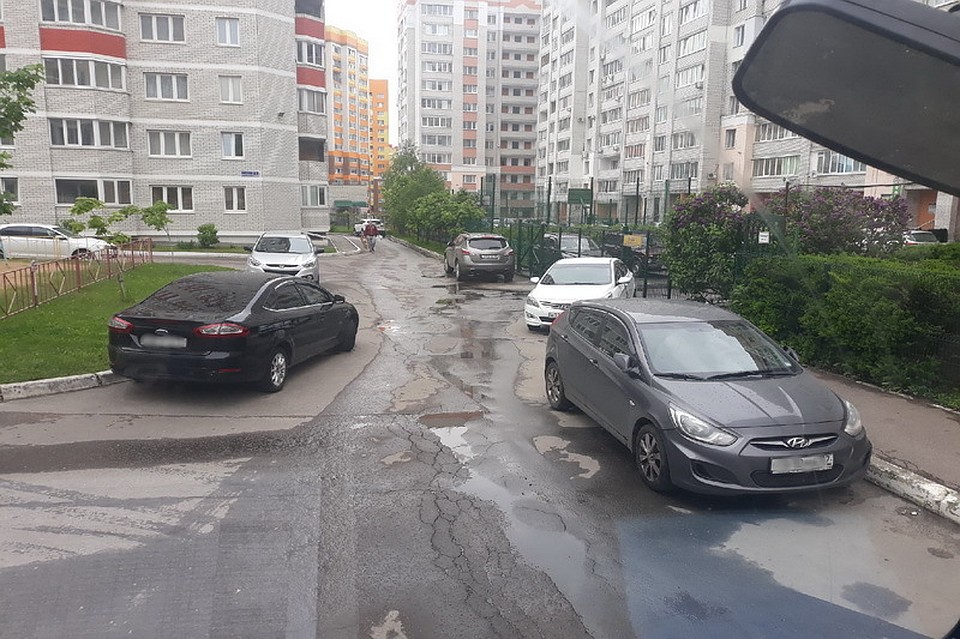 Сегодня владельцы легковых автомобилей перекрыли проезд к контейнерной площадке по адресу улица Бежицкая, ¼