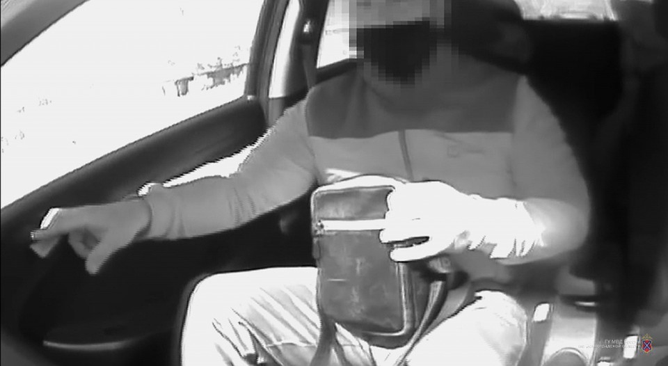 Мужчину задержали за взятку полицейскому.