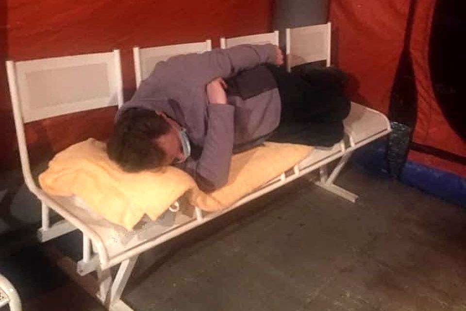 Людям приходиться спать прямо на стульях. Фото: Facebook/Наталья ФИЛИМОНОВА.