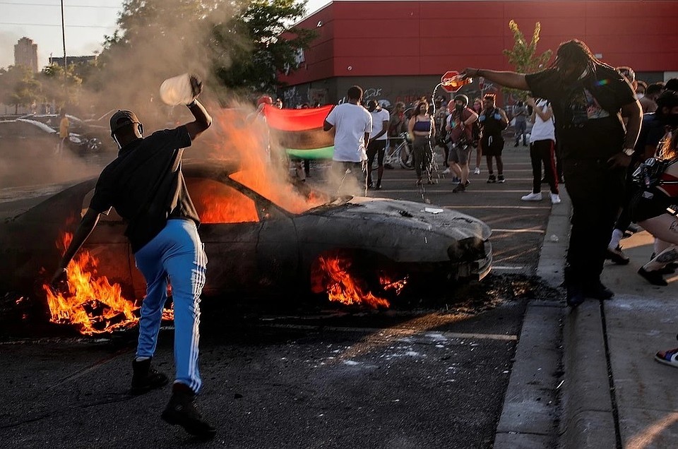 В Миннеаполисе люди вышли на акции протеста после убийства темнокожего мужчины, такие акции проходят теперь и в других американских городах