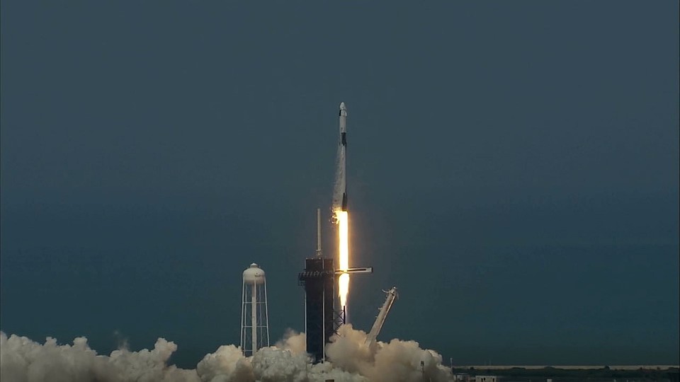 Ракета-носитель Falcon 9 с кораблем Crew Dragon, в котором впервые находились люди, стартовала с мыса Канаверал в 22.22 мск субботы