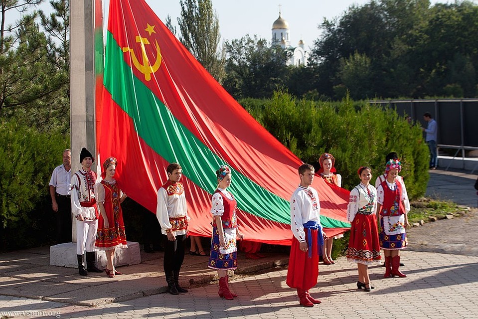 Советским флагом Молдову не удивишь. Приднестровье. Наши дни. Фото: соцсети
