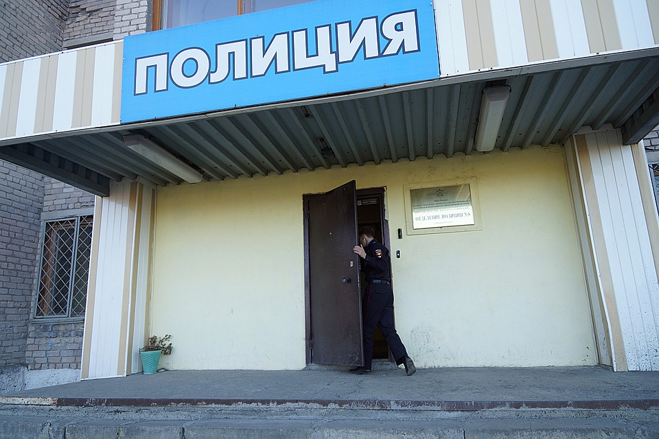 В настоящее время полиция ведет проверку и устанавливает все детали происшествия