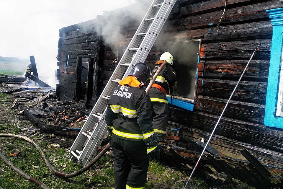 Хозяйственная постройка и кровля сгорели, внутри жилого дома повреждены потолочное перекрытие и имущество. Фото: 112.by