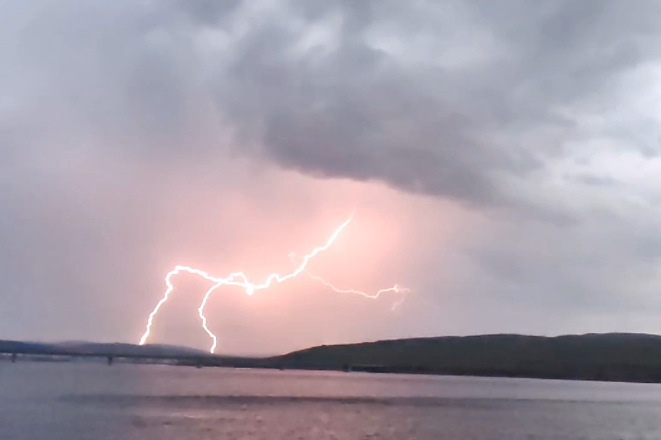 Гроза красовалась над заливом. Фото: скрин